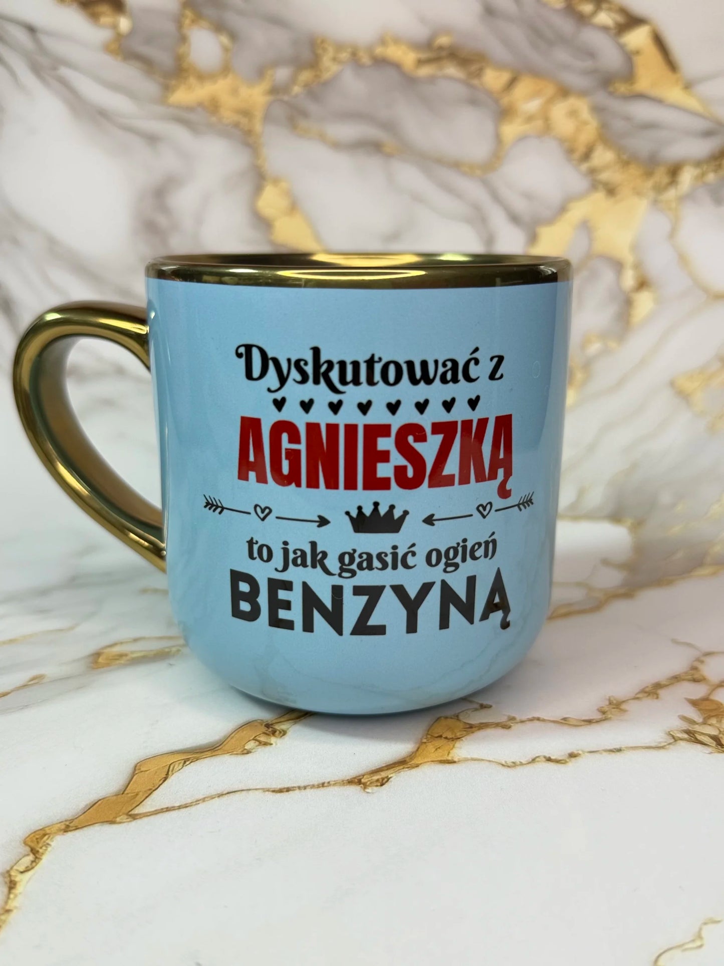 Kubek na prezent "Dyskutować z to jak gasić ogień benzyną" personalizowany 400ml #52